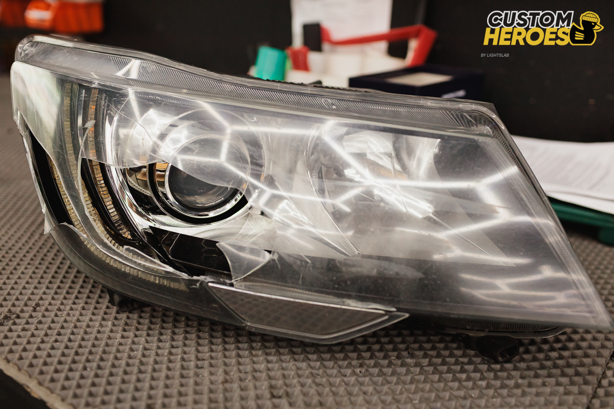 Источник фото: https://custom-heroes.ru/raboty/vid-uslugi/avtosvet/nashi-raboty/vosstanovlenie-i-tyuning-far-skoda-superb-posle-dtp/