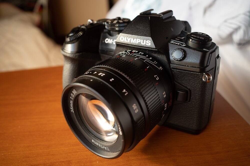    Объектив 7 Artisans 35 mm F/0.95 на камере Olympus E-M1 II / Фото: lukeptaylor.com