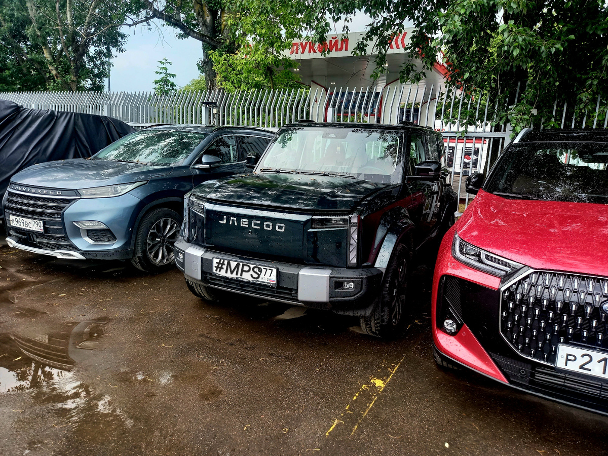 Это электрический SUV: бывает с передним и с полным приводом.