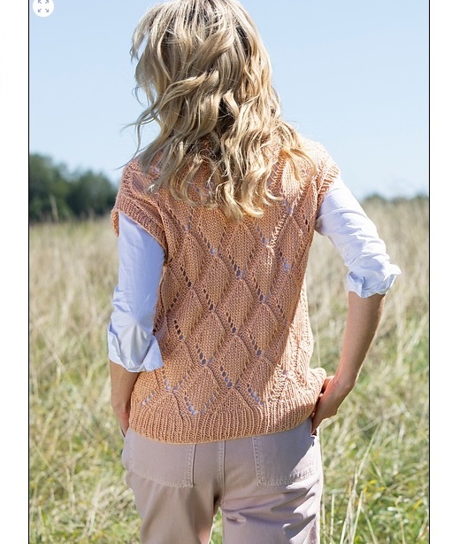 Жилет вязаный с геометрическим узором. Фото источник: коллекция Rebecca.