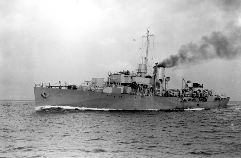 Канадский корвет «Садбэрри» (HMCS Sudbury) в море в годы войны