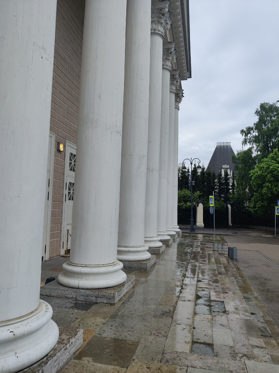 Колоннада перед входом в театр