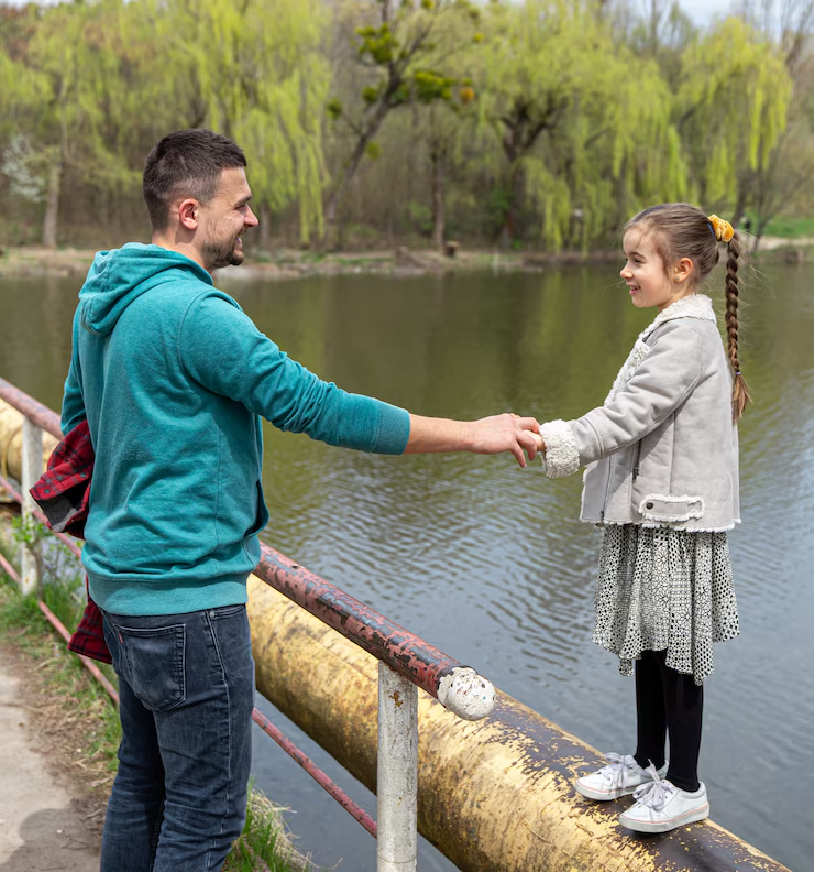 https://www.freepik.com/free-photo/dad-daughter-look-into-each-other-s-eyes-hold-hands-while-walking-forest-early-spring_14284962.htm#fromView=search&page=1&position=3&uuid=1b614fac-1fec-4ad4-b052-ef7cb472e1b3&query=мужчина+ведет+за+руку+дочь