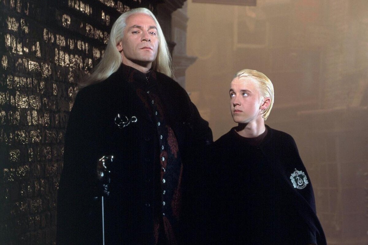    Джейсон Айзекс и Том Фелтон в ролях Малфоев в фильме "Гарри Поттер и Тайная комната", 2002 промо к фильму