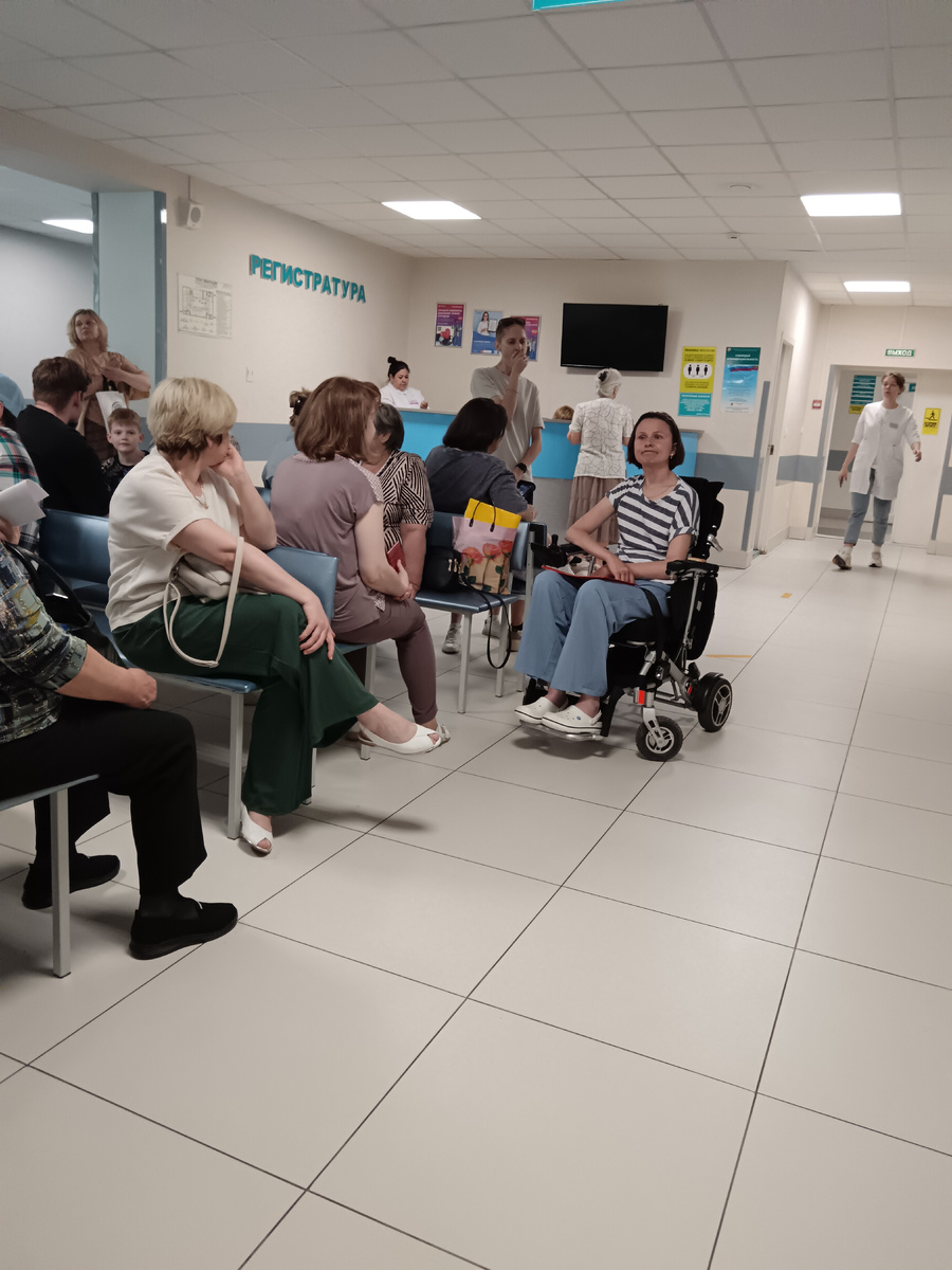 В холле 2 этажа