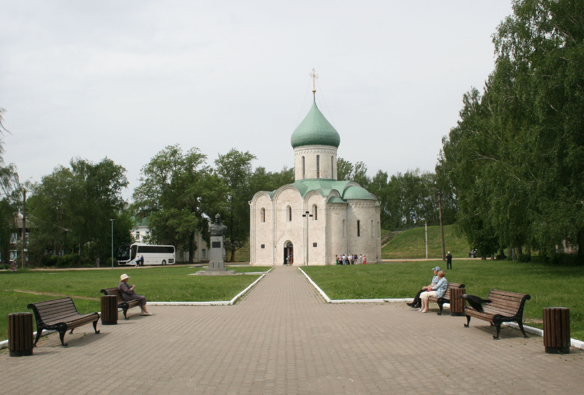 Красная площадь. Вдали виден Спасо-Преображенский собор.