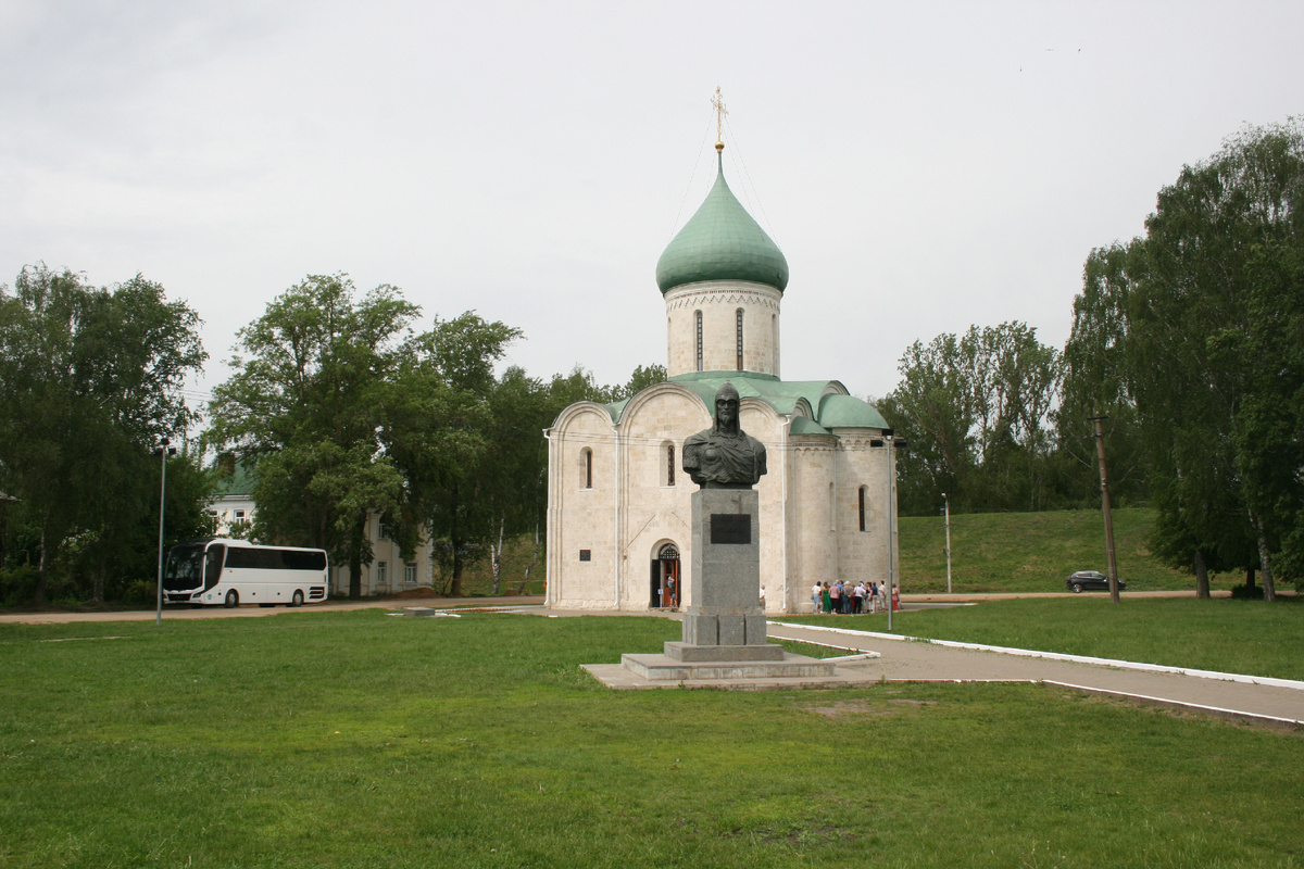 Спасо-Преображенский собор и памятник Александру Невскому.