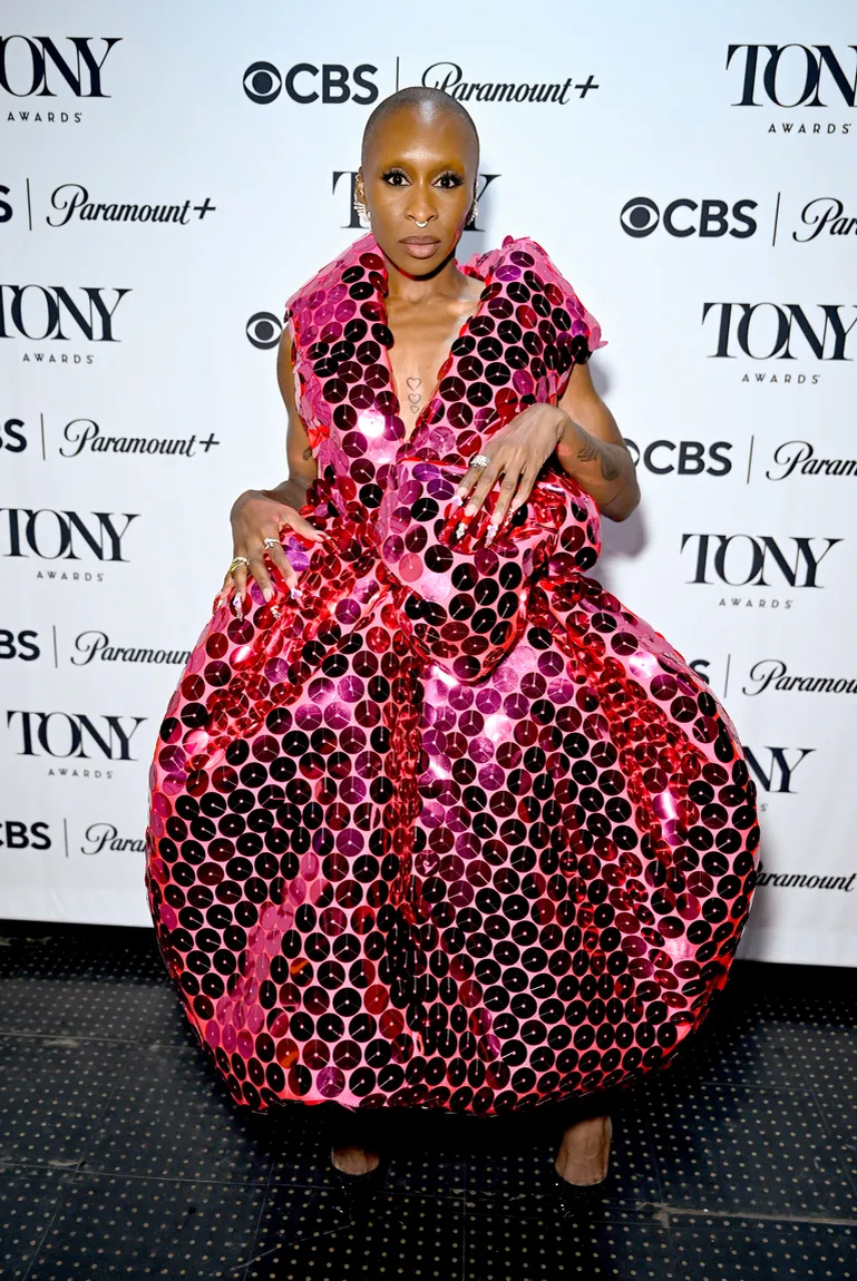 Синтия Эриво в розовом платье Marc Jacobs Spring 2025 на церемонии вручения премии «Тони»