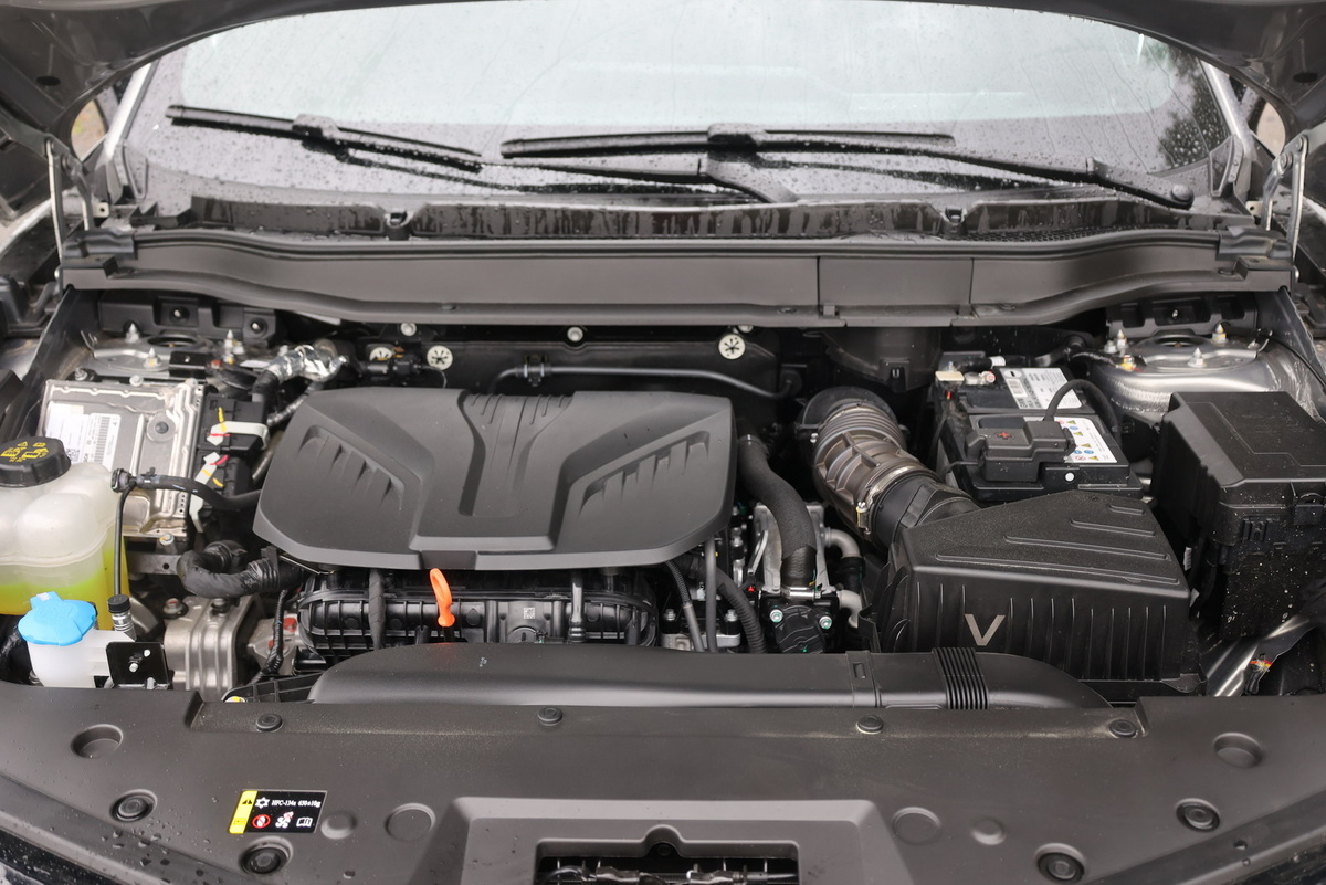 Под капотом у Haval F7X находится безальтернативный двухлитровый турбодвигатель на 192 л.с., работающий на все 4 колеса.