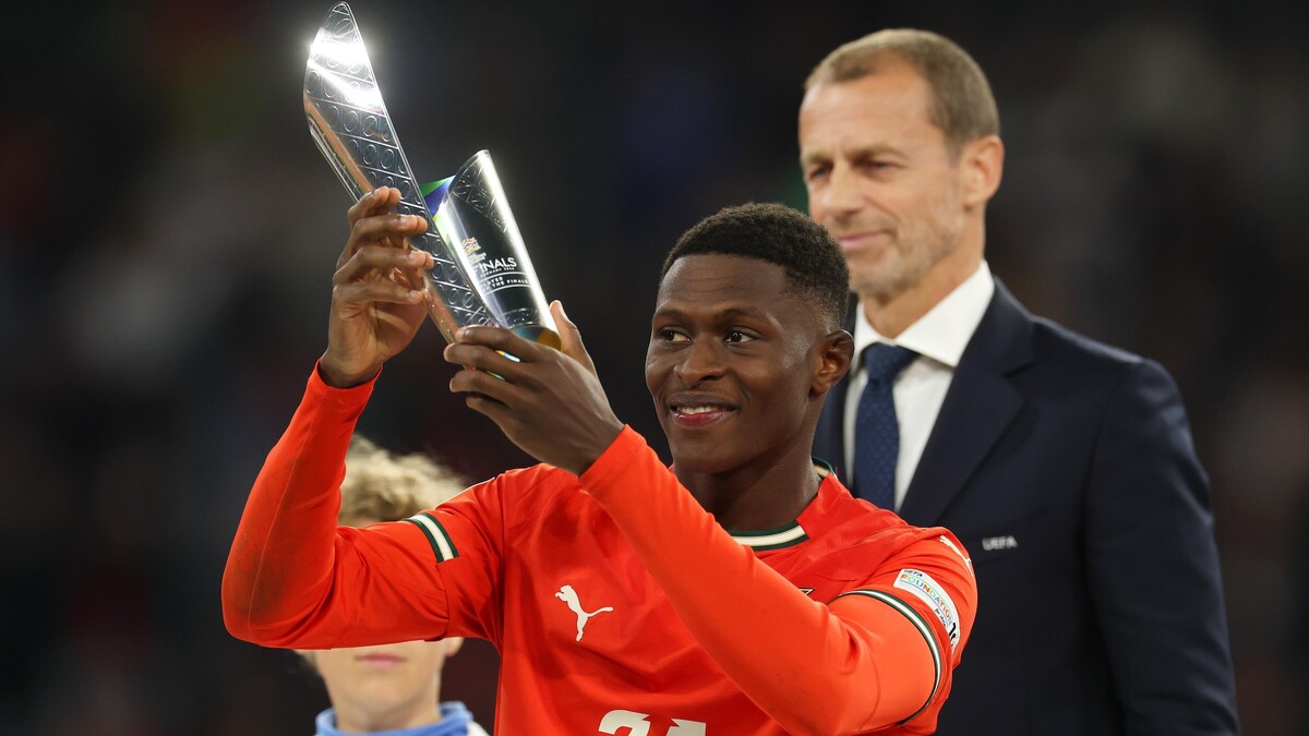     Нуну Мендеш с кубком Лиги наций