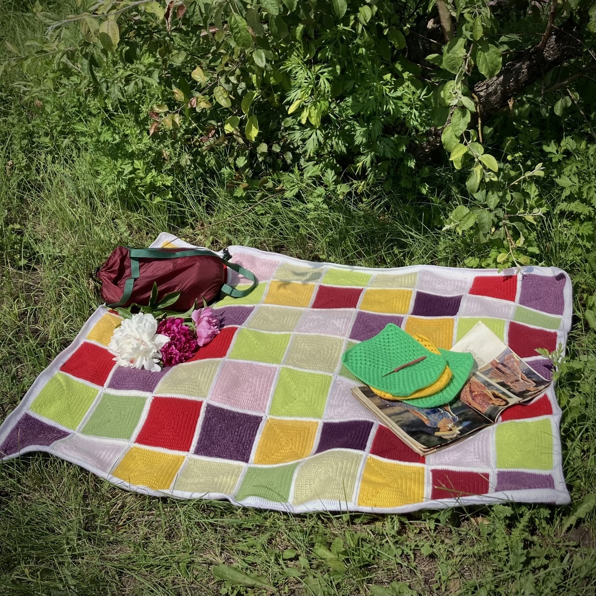 Плед на фото связан в 2023 году, сейчас вяжу ещё один 😉