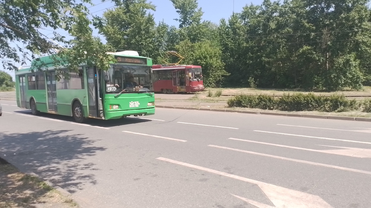 Казанский трамвай и казанский троллейбус. Здесь и далее - фото Виктора Грачёва, публикуется с разрешения автора