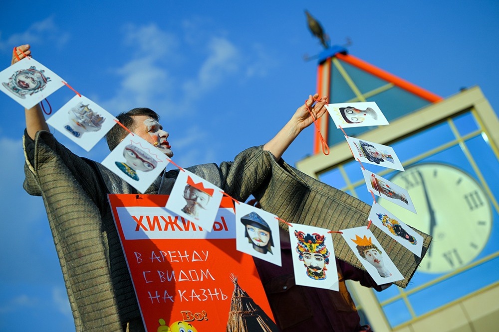    Играть на улице - совсем не то, что играть в театральном зале: нужно держать внимание публики, несмотря на шум транспорта и вой ветра. / предоставлено Омским театром Арлекин