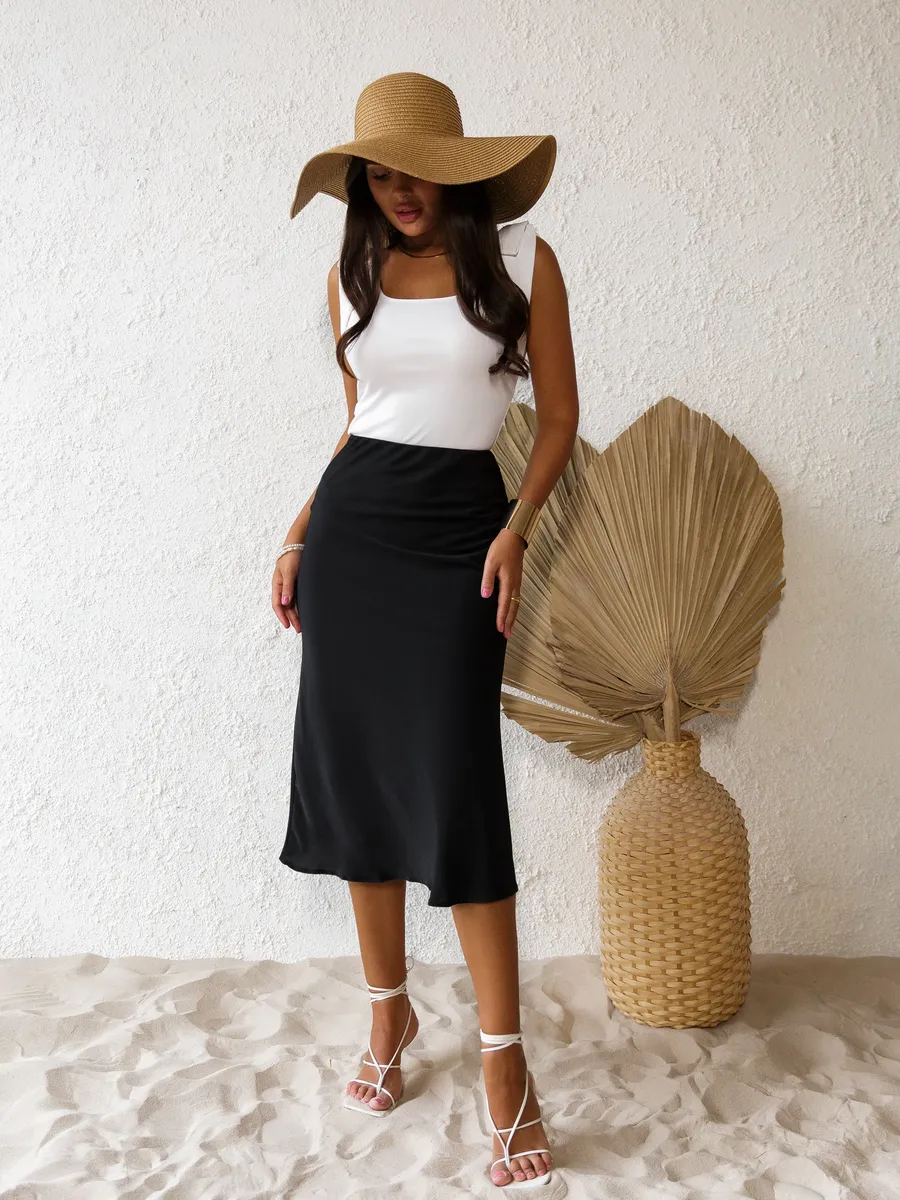 Элегантный минимализм: базовый черно-белый образ на все случаи жизни