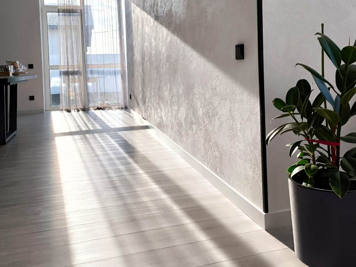 Белый плинтус в интерьере