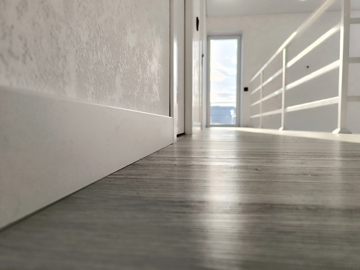 Белый плинтус под белые двери