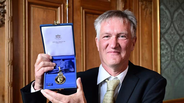    Главный шведский борец с коронавирусом получил королевскую награду