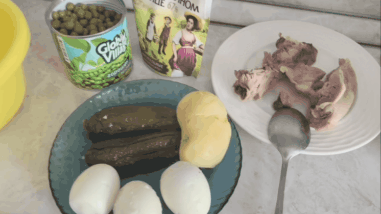 Яички домашние, свежие. Горошек Бондюэль (наш Кубанский).Огурчики бочковые. Картошечка молодая рассыпчатая, грудка куриная. И майонез вкусный