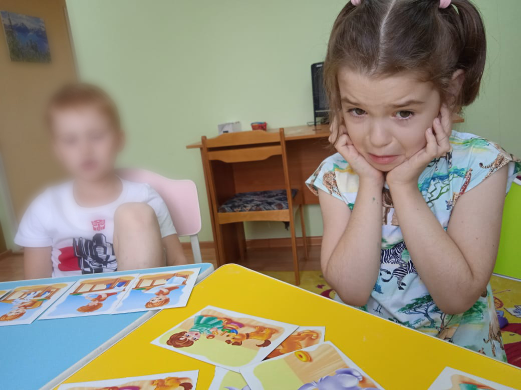 Млава закрывает уши на занятиях