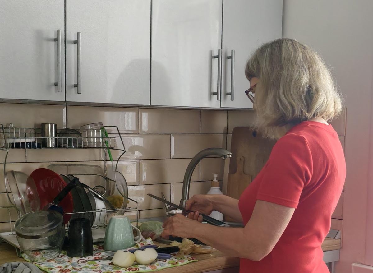 Оля на кухне