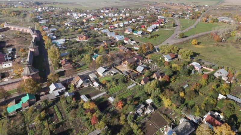 Панорама с Яндекс-карт. Слева стена Спасо-Евфимиева монастыря. Рядом проходит улица Ленина. Там, где она делится на три части, нас интересует правая ветка. По моему предположению, татары пришли именно отсюда.