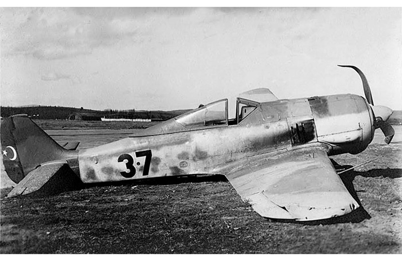 Турецкий летчик Вахдет Гюрол совершил аварийную посадку на этом FW-190 Aa-3 No. 4137 8 января 1945 года