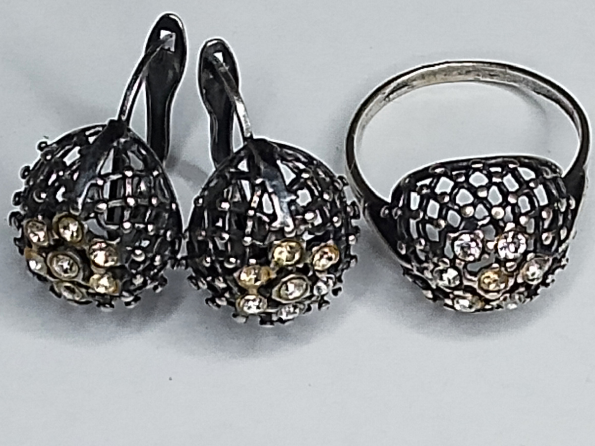 https://meshok.net/item/330595058_Комплект_фианит_набор_кольцо_и_серьги_сеточка_зернь_гарнитур_времен_СССР_серебро_925_проба?from=lots-on-sale