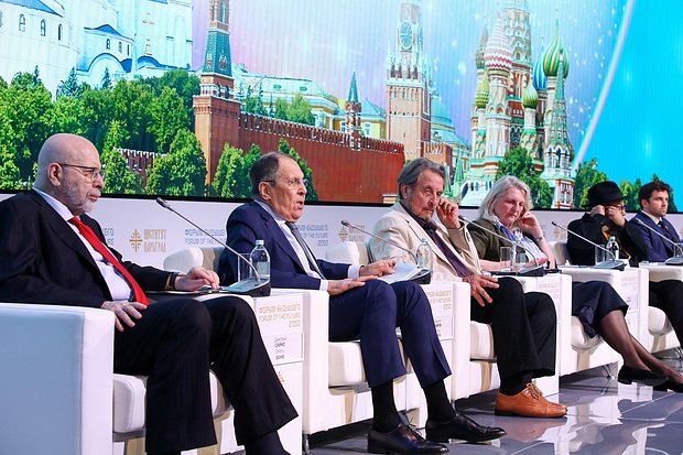    Политолог Дмитрий Саймс, министр иностранных дел России Сергей Лавров, отец Илона Маска Эррол Маск и бывший министр иностранных дел Австрии Карин Кнайсль на «Форуме будущего 2050». Фото: Алена Бжахова / ТАСС