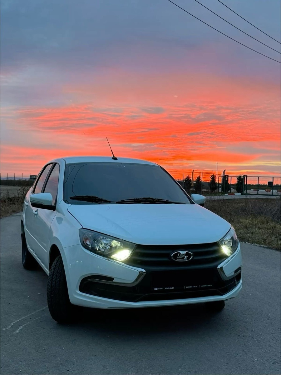 LADA Granta — крайне популярная модель среди начинающих водителей в России благодаря своей доступности, простоте и надёжности. Именно эта машина идеально подходит для обучения вождению на механике, ведь ее трансмиссия отличается чёткостью переключения передач, а сцепление — мягкостью и плавностью. У Granta компактные размеры, что делает проще маневрирование в черте города, а её рулевое управление дает крайне хорошую обратную связь, помогая новичку чувствовать дорогу и машину. Когда вы чуть освоитесь, вы обязательно оцените просторный салон и багажник, куда поместится все, что нужно! LADA Granta также известна своей неприхотливостью и низкой стоимостью обслуживания, что делает её великолепным выбором для тех, кто только начинает свой путь за рулём.

Технические характеристики LADA Granta

Двигатель: 1.6 л.
Мощность: 87 л.с.
КПП: механика
Привод: передний
Цена: от 1 050 000 ₽ (Б/У от 600 000)
