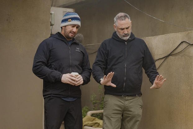 Рэй Мендоса и Алекс Гарленд на съёмочной площадке