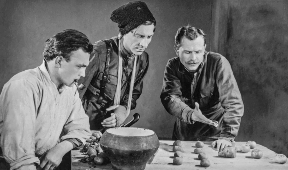 Василий Иванович показывает, как играть "в Чапаева".