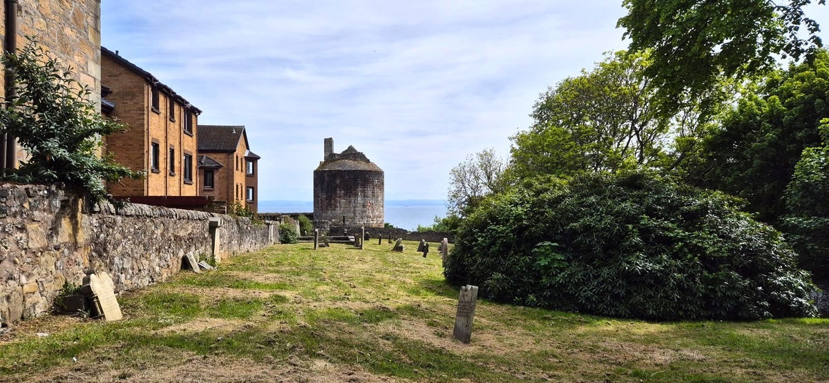 Вот он, рукой подать, перепрыгнуть через низенький заборчик, истоптать древние на вид могилы и что-то там в далеке, не разглядеть, может стена? Не перелазить же на виду у всех. Фото из личного архива.