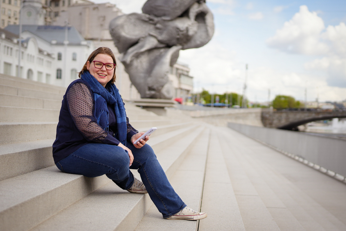 Всем привет! Меня зовут Елена Сокол и я логопед-практик. Я помогаю обычным мамам из нашей с вами жизни заниматься со своими детьми самостоятельно.