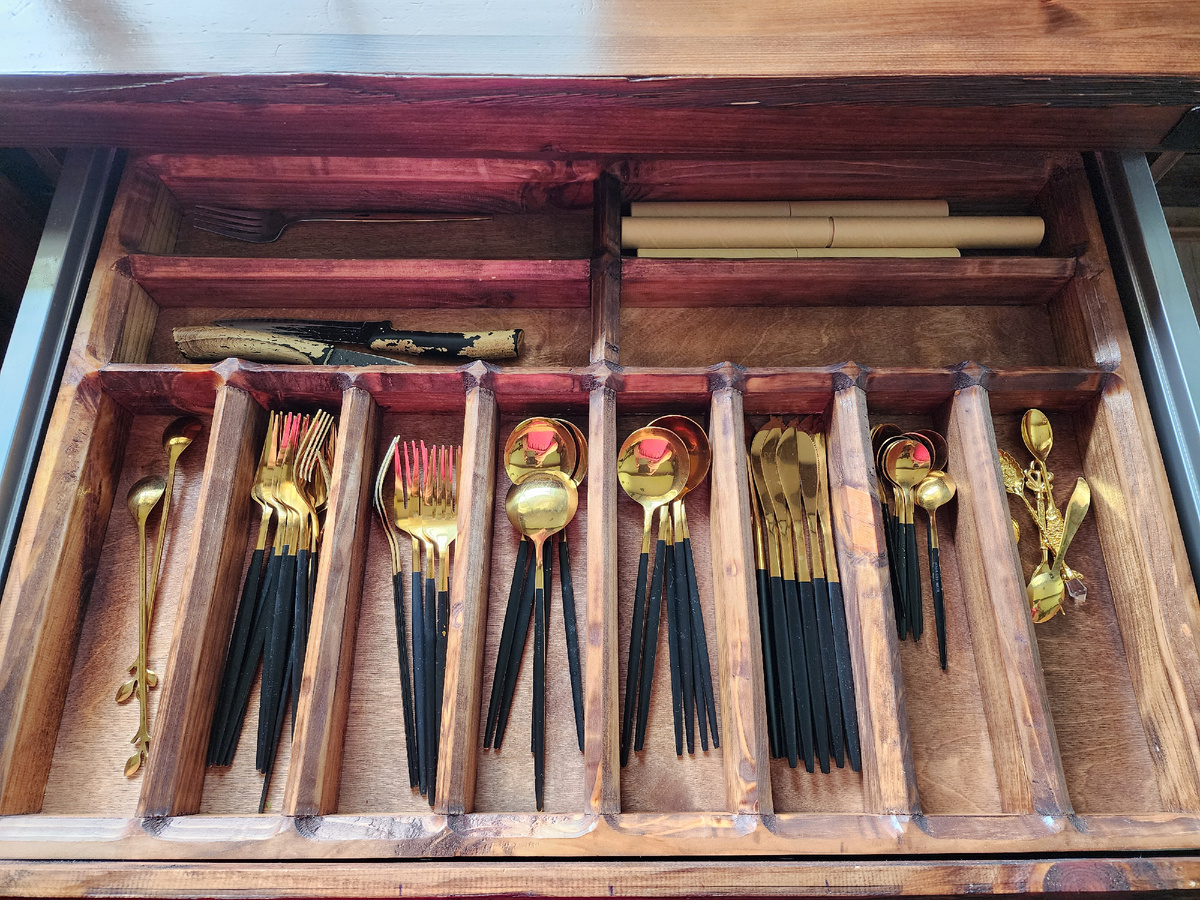 Органайзер с новыми столовыми приборами (приборы, к сожалению, теряют свое черное напыление, облезают. Но все равно я их люблю за удобную форму (даже ложки)))