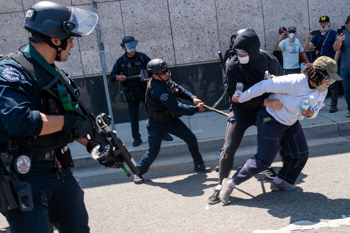    Сотрудники полиции Лос-Анджелеса разгоняют демонстрантов, протестующих у здания тюрьмы в центре города после двухдневных столкновений, 8 июня 2025 года