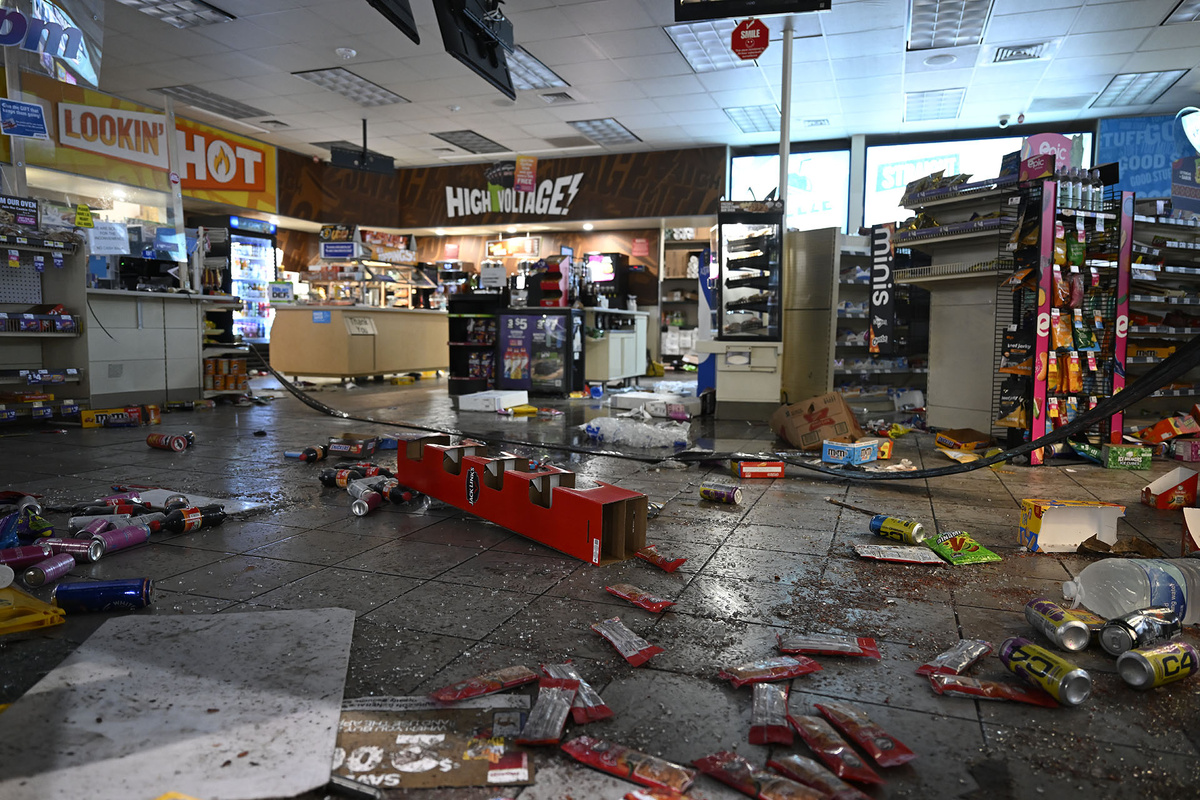    Разгромленный магазин в Комптоне, Лос-Анджелес, 8 июня 2025 года