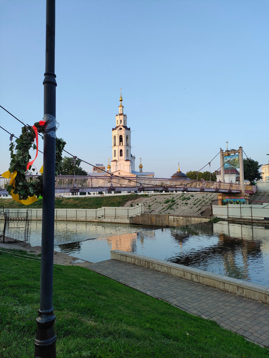 Вот такие венки, видимо в честь Троицы, развешаны в парках.