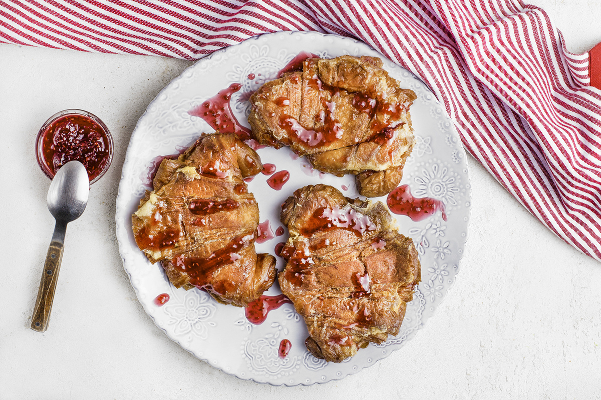 Яичный пудинг в круассанах с малиновым вареньем