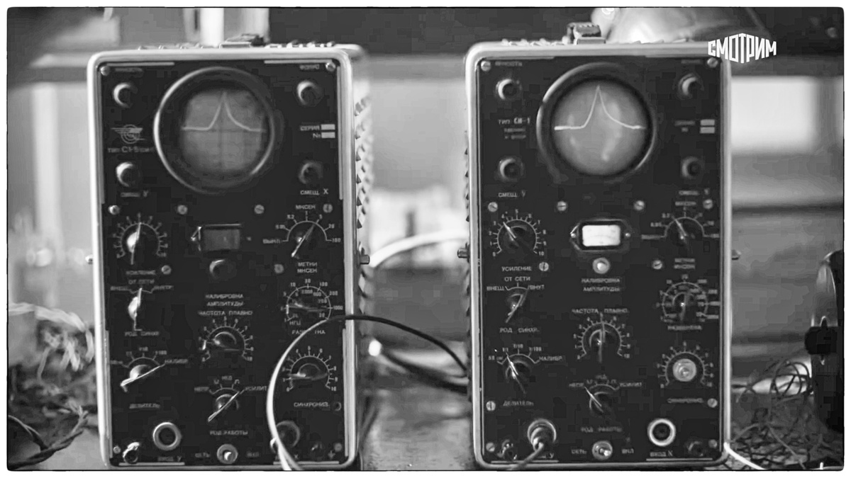 Фронтальный вид на те же приборы.