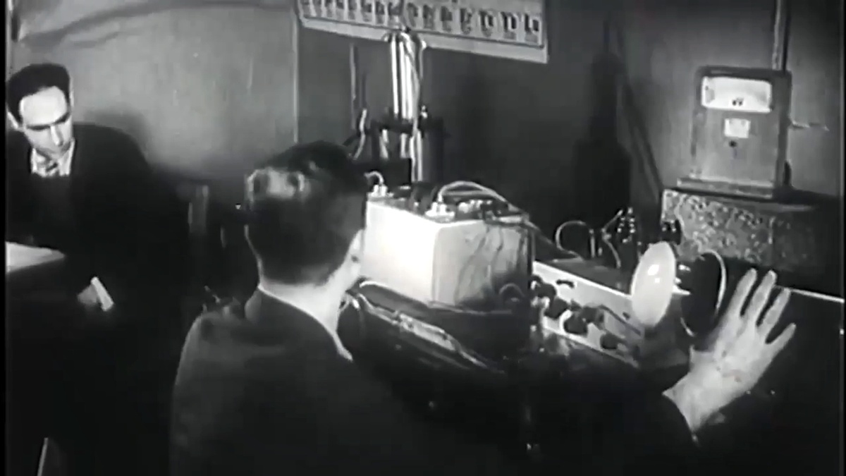 Кадр из кинохроники. Георгий Николаевич Флёров и Константин Антонович Петржак во время эксперимента. Приборы, которые реально использовались для опытов "несколько" отличаются от версии киноделов.