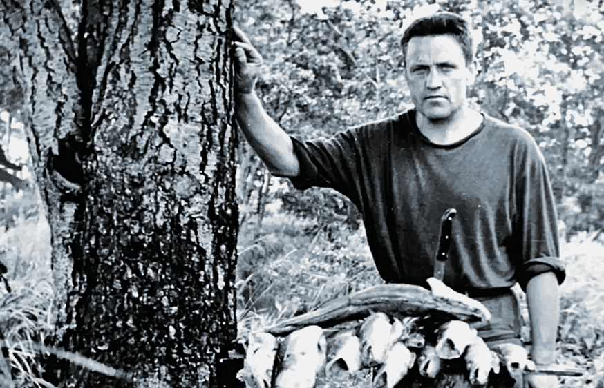 Герой повествования на даче.