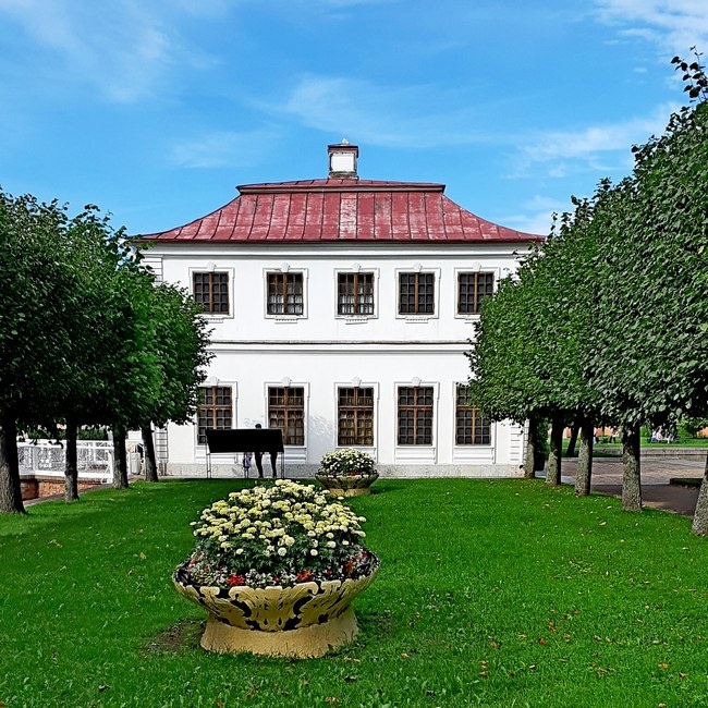 Дворец Марли между двумя прудами /фото из личного архива, фото 2021/