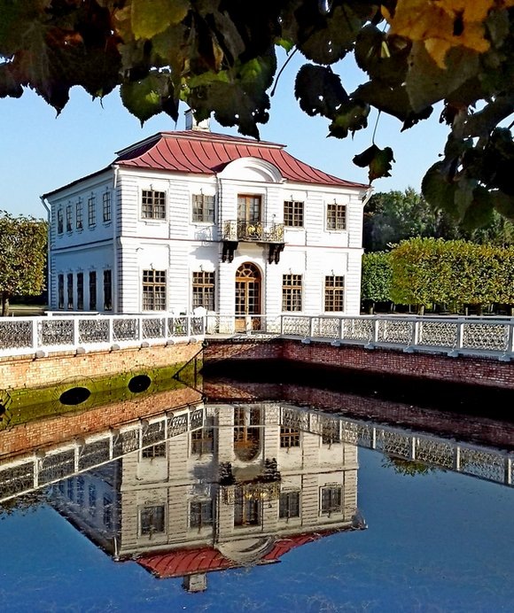 Дворец Марли и Секторальный пруд перед ним /фото из личного архива, 2017/