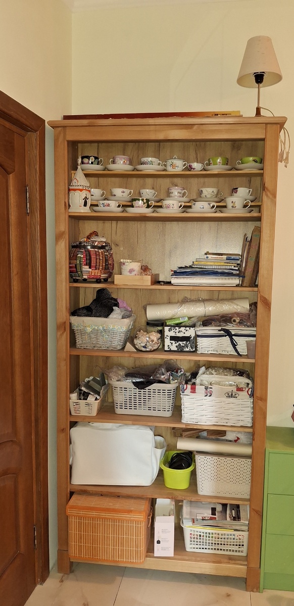 Фото автора. Мой творческий шкаф. Тут все мои рукодельные  сокровища для шитья, рисования. Фарфору тоже место нашла.  В общем, здесь у меня творческий беспорядок.