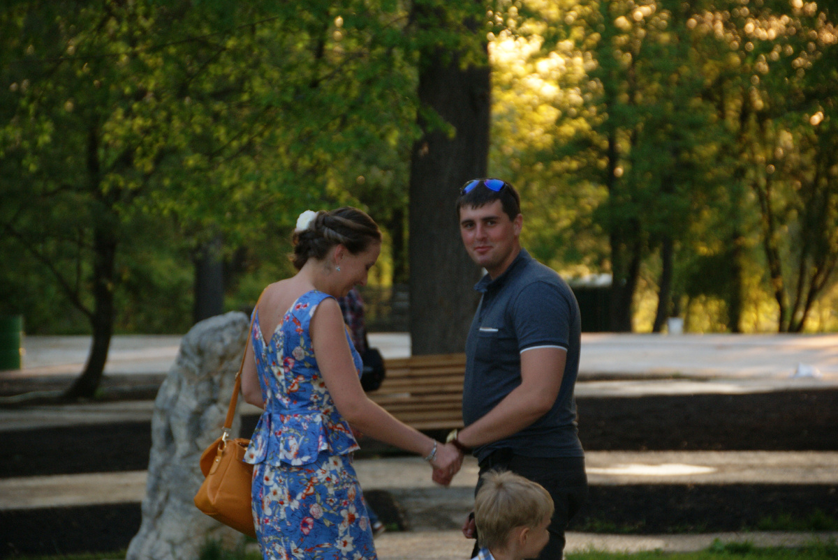 У меня на свадье было совершенно простое платье. Тогда не хотелось белого платья и торжества, сейчас бы все переиграла