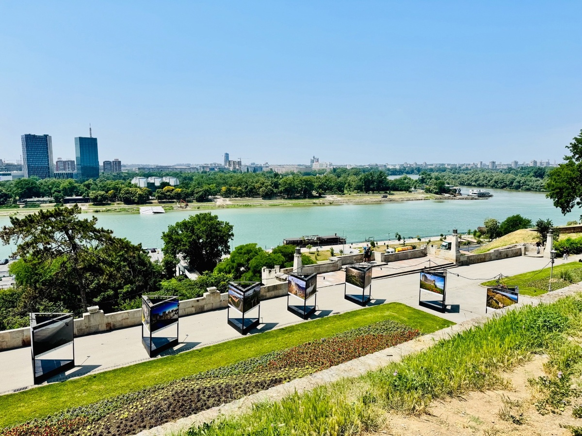 Набережная в Белграде на высоком берегу реки Савы