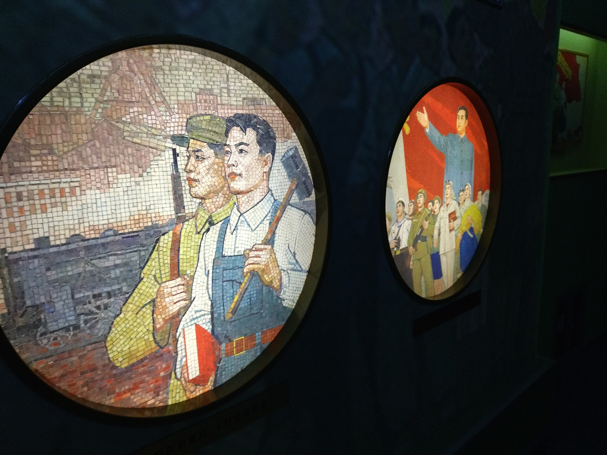 Мозаика в музее строительства метро в Пхеньяне. На правой Ким Ир Сен в сером френче.