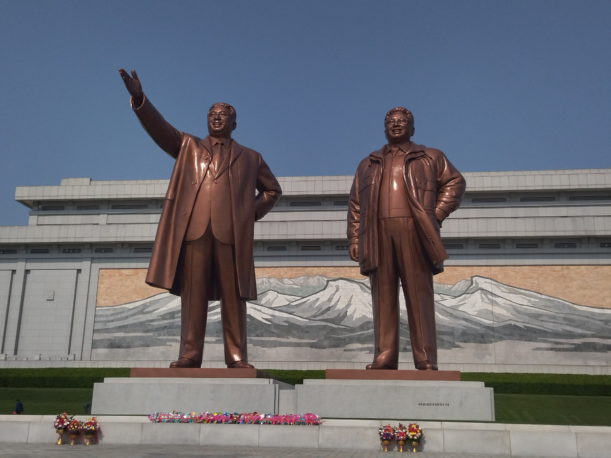 Главные статуи Ким Ир Сена и Ким Чен Ира на холме мансудэ в Пхеньяне.