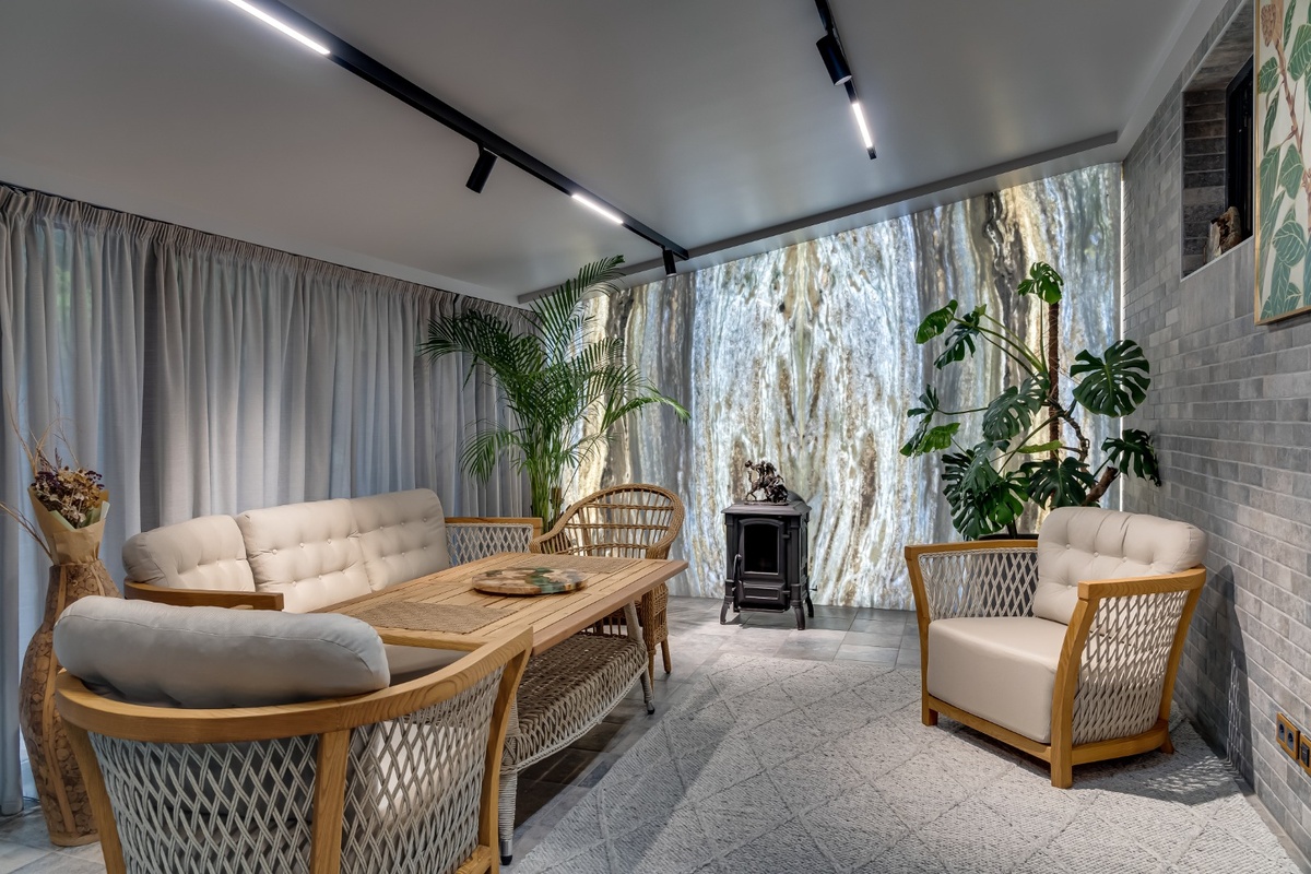 Вот 5 ключевых причин выбрать натуральный камень для строительства и отделки:

Экологичность и безопасность:
Натуральный камень не требует дополнительной отделки и покрытий
Не выделяет вредных веществ
Не требует специальной химии для ухода
Подлежит вторичной переработке
Имеет минимальный углеродный след при производстве
Широкая доступность:
Месторождения камня есть на всех континентах
Разнообразие видов (мрамор, гранит, кварцит, оникс, сланец, травертин)
Каждый камень уникален по текстуре и оттенку
Возможность выбора материала под любые задачи
Уникальность и эстетика:
Каждая плита камня неповторима
Природные текстуры и оттенки создают особый характер
Возможность различных видов обработки (полировка, лощение, термообработка)
Подходит для создания как классических, так и современных интерьеров
Экономическая выгода:
Долговечность материала (более 100 лет службы)
Сохранение первоначальной стоимости со временем
Отсутствие необходимости частой замены
Подходит для коммерческих проектов (метро, бизнес-центры, отели)
Не теряет своей ценности
Практичность и надежность:
Высокая износостойкость
Устойчивость к механическим воздействиям
Надежная защита от внешних факторов
Подходит для различных поверхностей (полы, фасады, лестницы, столешницы)
Минимальные требования к уходу
Натуральный камень — это не просто строительный материал, а инвестиция в долговечность и красоту вашего пространства, которая будет радовать вас многие годы.