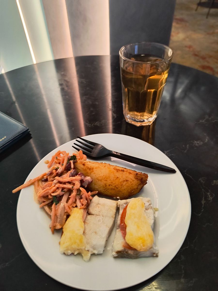 Немного еды. Ещё взяла с собой большой бутерброд, печенье, бананы, чипсы и термокружку с чаем (какой заляпанный стол на фото!)